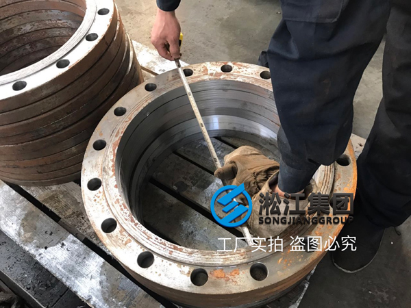 【生產現場】橡膠接頭開槽法蘭生產現場 【生產現場】橡膠接頭開槽法蘭生產現場