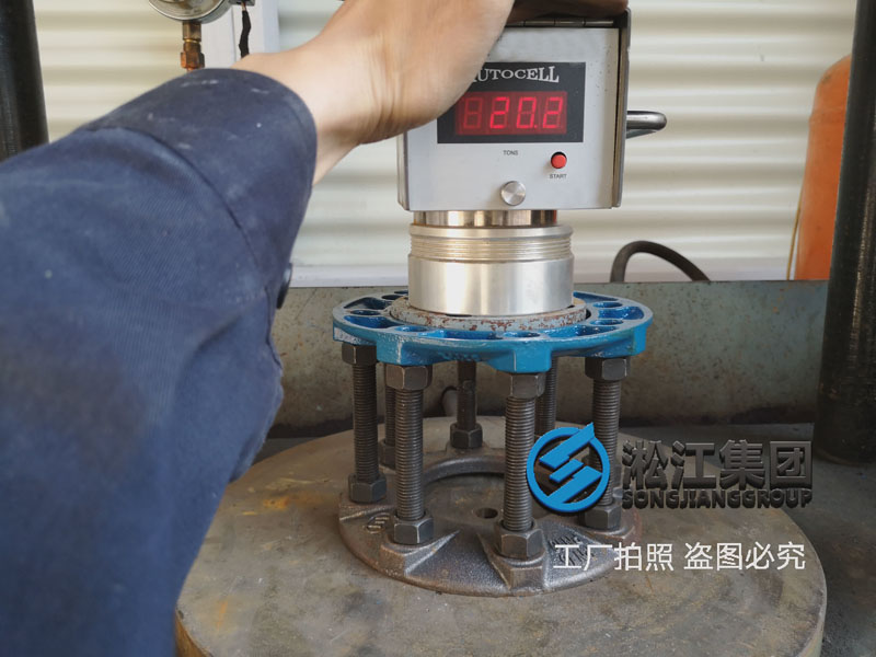 【質量與控制】QT450球墨法蘭輕松通過20噸壓力檢測 【質量與控制】QT450球墨法蘭輕松通過20噸壓力檢測