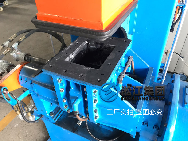 為了把控橡膠接頭膠料穩定性實驗室新增一臺三升密煉機 為了把控橡膠接頭膠料穩定性實驗室新增一臺三升密煉機
