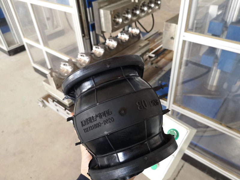 為了把控橡膠接頭膠料穩定性實驗室新增一臺三升密煉機 為了把控橡膠接頭膠料穩定性實驗室新增一臺三升密煉機