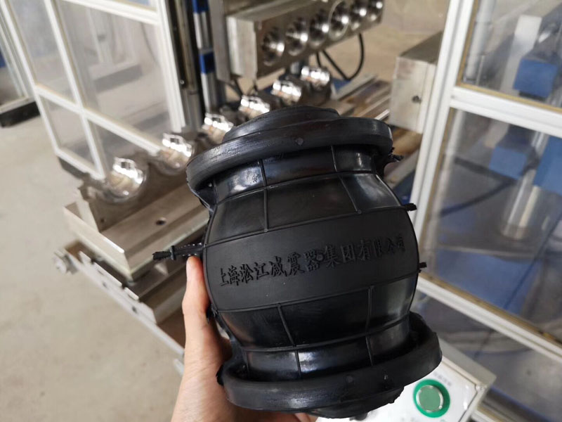 為了把控橡膠接頭膠料穩定性實驗室新增一臺三升密煉機 為了把控橡膠接頭膠料穩定性實驗室新增一臺三升密煉機