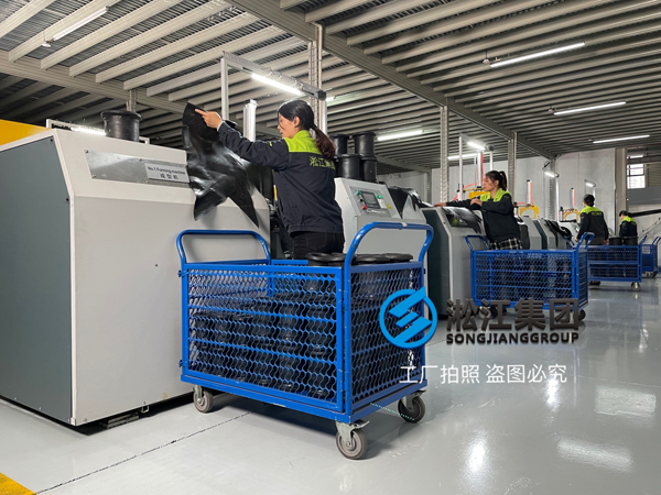 我廠橡膠接頭自動(dòng)成型機(jī)投入量產(chǎn)階段 我廠橡膠接頭自動(dòng)成型機(jī)投入量產(chǎn)階段